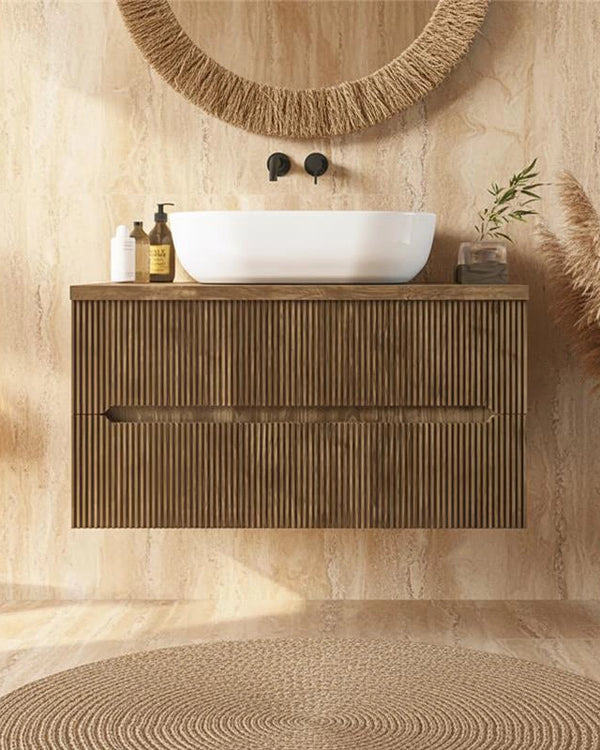 Mobile bagno noce chiaro 70x46 cannettato Urbino con in naturale con lavabo e rubinetteria, vista frontale su sfondo...
