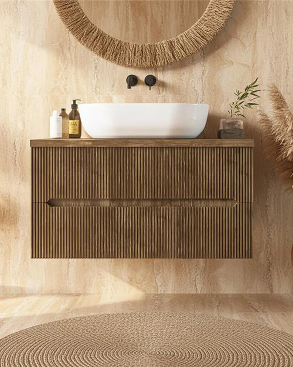 Mobile bagno noce chiaro 90x46 cannettato Urbino con in naturale con lavabo e rubinetteria, vista frontale su sfondo...