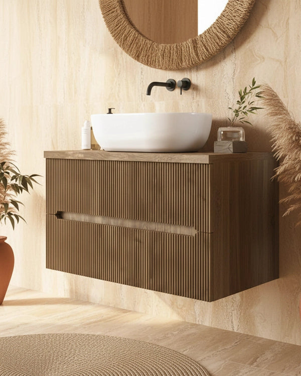 Mobile bagno noce chiaro 90x46 cannettato Urbino con ambientato in bagno moderno con specchio e accessori - Exagonshop