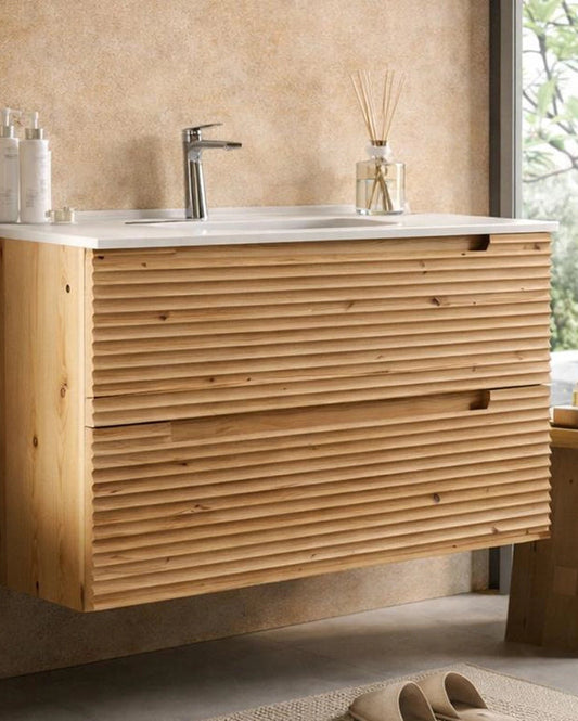 Mobile bagno rovere 80x45 Mango effetto legno con lavabo in ambientato in bagno moderno con specchio e accessori - Exagonshop