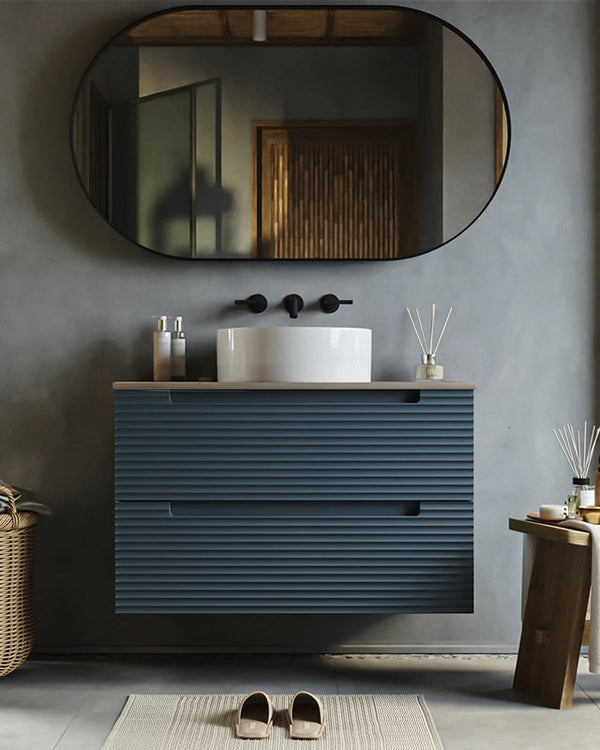 Mobile bagno sky blue 100x45 Mango top quercia e lavabo ambientato in bagno moderno con specchio e accessori - Exagonshop