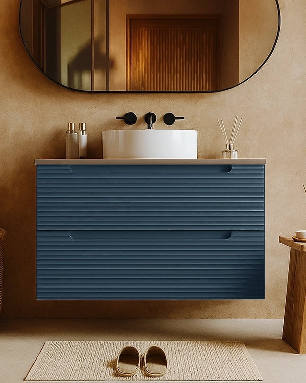 Mobile bagno sky blue 100x45 Mango top quercia e lavabo in naturale con lavabo e rubinetteria, vista frontale su sfondo...