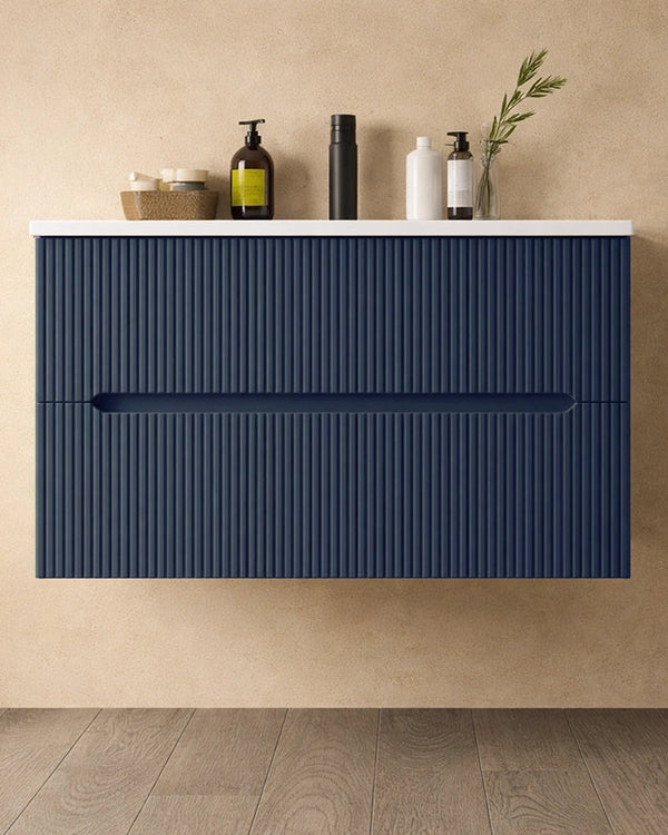 Mobile bagno petrolio 90x46 cannettato Urbino con lavabo in naturale con lavabo e rubinetteria, vista frontale su sfondo...