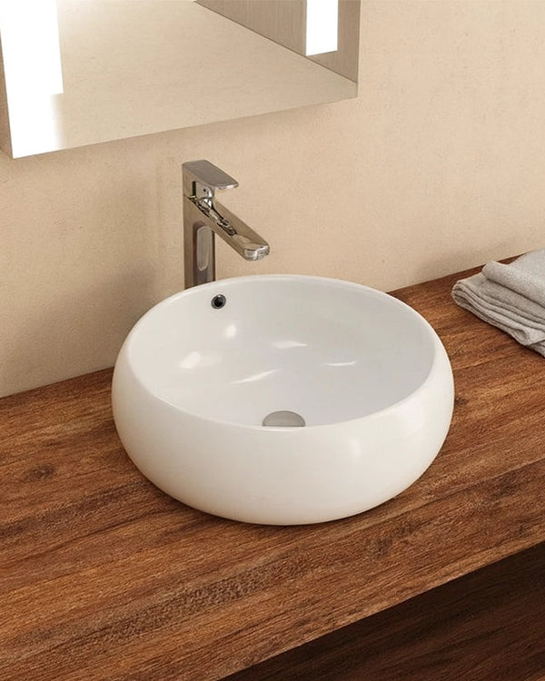 Ciotola 44,5 Cm Da Appoggio In Porcellana Bianca New Line 00 Bianco in resina ambientato su piano bagno con accessori...