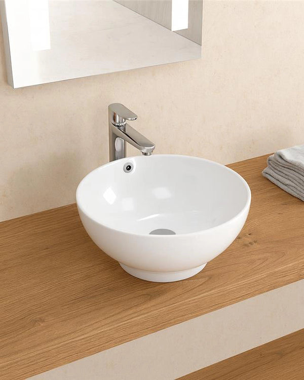 Ciotola 40 Cm Da Appoggio In Porcellana Bianco New Line in resina e naturale ambientato su piano bagno con accessori...