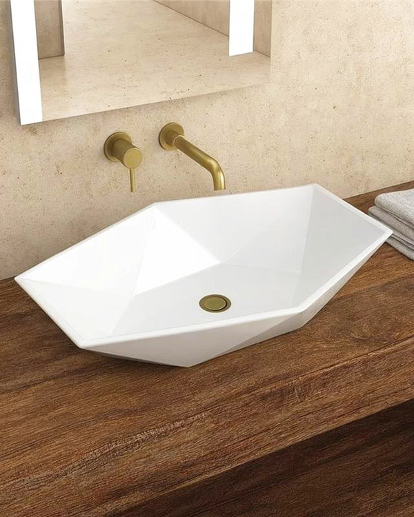 Lavabo 64X41.5 Da Appoggio esagonale In Porcellana Bianco ambientato su piano bagno con accessori - Exagonshop