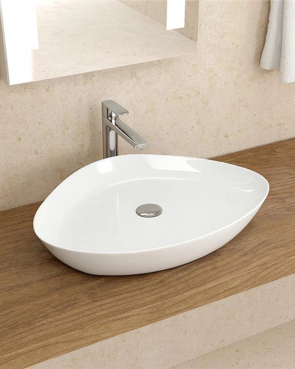 Lavabo 59x41 Da Appoggio Triangolare In Porcellana Bianco ambientato su piano bagno con accessori - Exagonshop