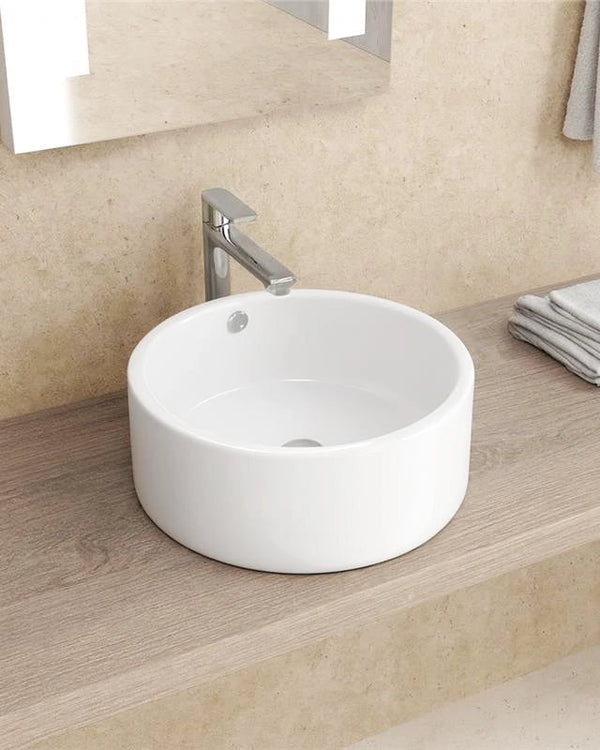 Ciotola 42,5 Cm Da Appoggio In Porcellana Bianco New Line O2 in opaco e naturale ambientato su piano bagno con accessori...