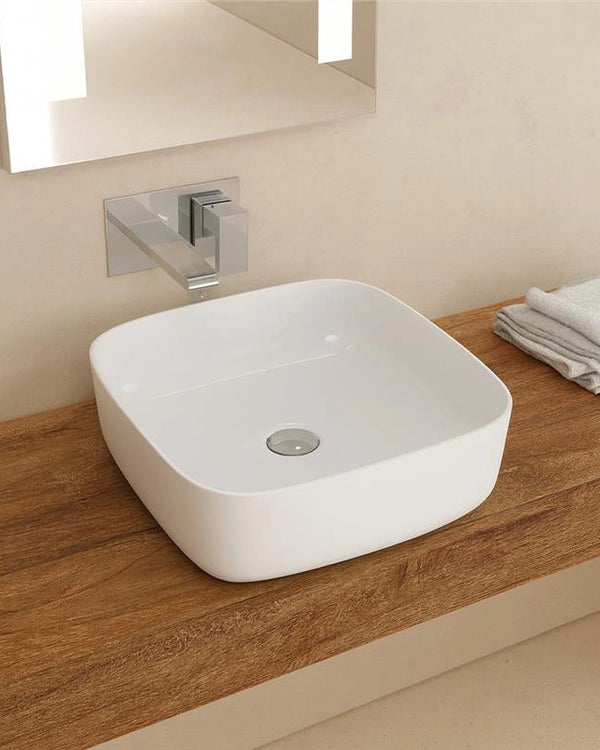 Ciotola 41x41 Da Appoggio In Porcellana Bianco New Line ambientato su piano bagno con accessori - Exagonshop