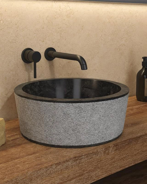 Ciotola 40 Cm Da Appoggio In pietra grigia e Marmo Nero New in pietra naturale ambientato su piano bagno con accessori...