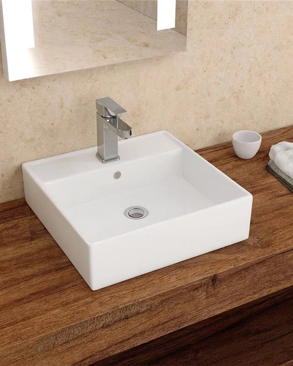 Lavabo 38x38 Appoggio con bordo rubinetteria In Porcellana ambientato su piano bagno con accessori - Exagonshop