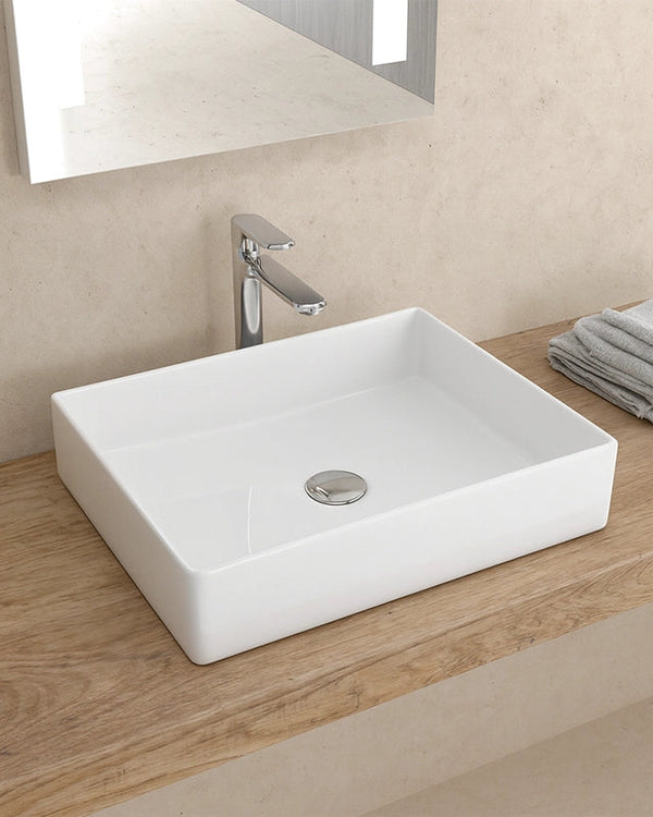 Lavabo 47x36 Da Appoggio In Porcellana Bianco New Line Xr2 in resina ambientato su piano bagno con accessori - Exagonshop