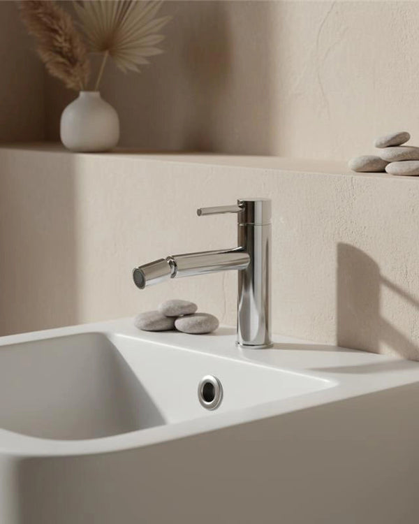 New line miscelatore per bidet in acciaio inox cromo Cromo Lucido in cromato, vista frontale della maniglia e della bocca...