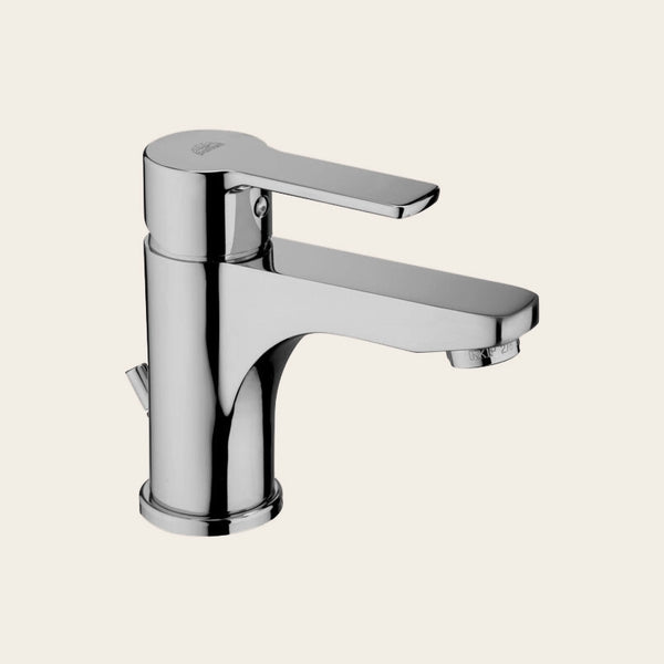 Paffoni Red Miscelatore lavabo Monocomando senza Scarico ambientato su piano bagno con accessori