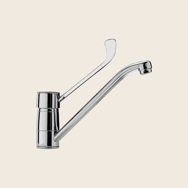 Paffoni nettuno nt303 miscelatore lavello con leva clinica installato su lavello, vista della bocca e della leva