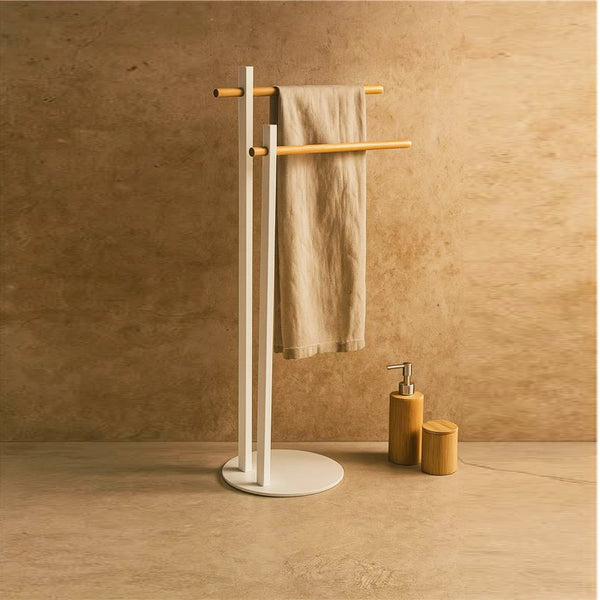 Piantana portasciugamani in acciaio bianco con bracci in bamboo