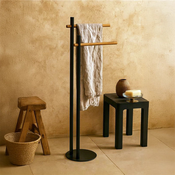 Piantana portasciugamani in acciaio nero con bracci in bamboo