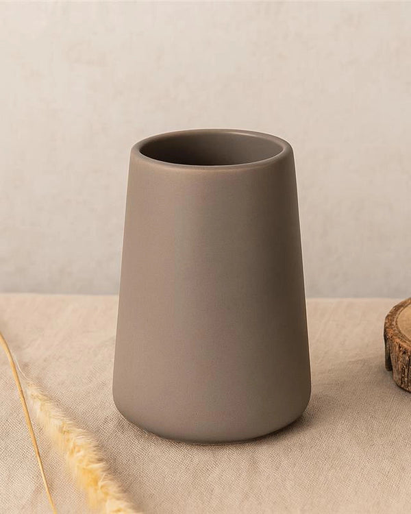 Portaspazzolino in ceramica tortora Sidney in naturale montato a parete, vista del design e della finitura - Exagonshop