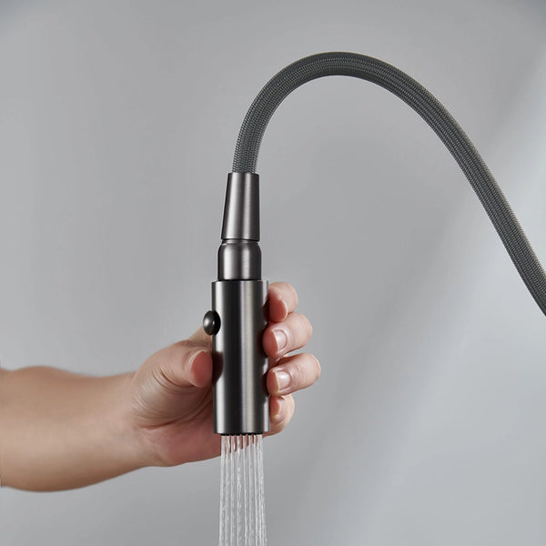 Rubinetto da cucina estraibile Selena grigio metallico installato su lavello, vista della bocca e della leva - Exagonshop
