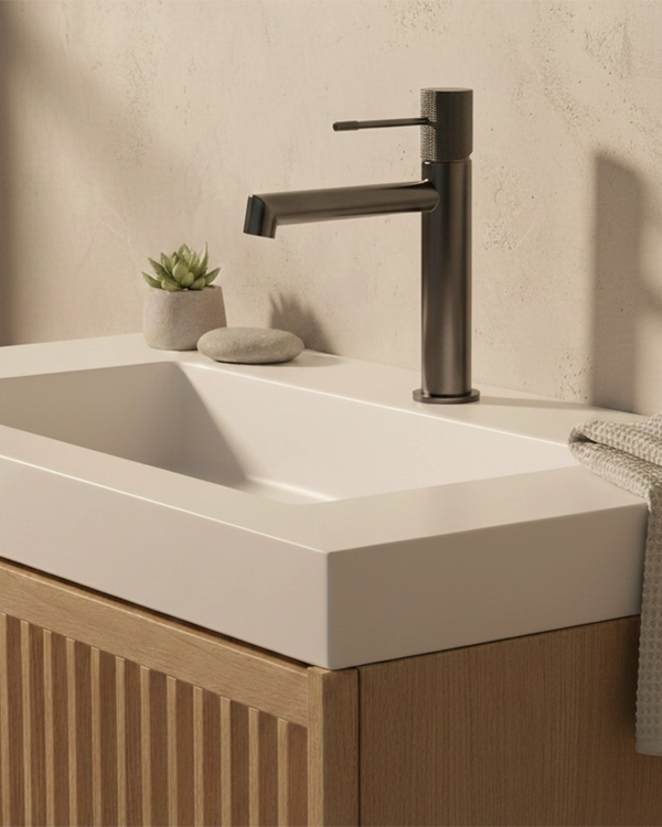 Rubinetto lavabo senza scarico in ottone grigio metallico ambientato su piano bagno con accessori - Exagonshop