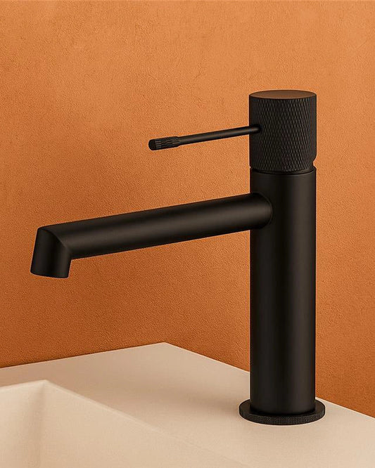 Rubinetto lavabo senza scarico in ottone nero opaco Melin, vista frontale su sfondo bianco - Exagonshop