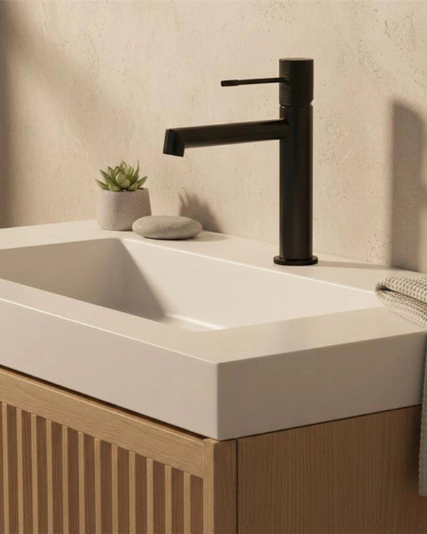 Rubinetto lavabo senza scarico in ottone nero opaco Melin in naturale ambientato su piano bagno con accessori - Exagonshop