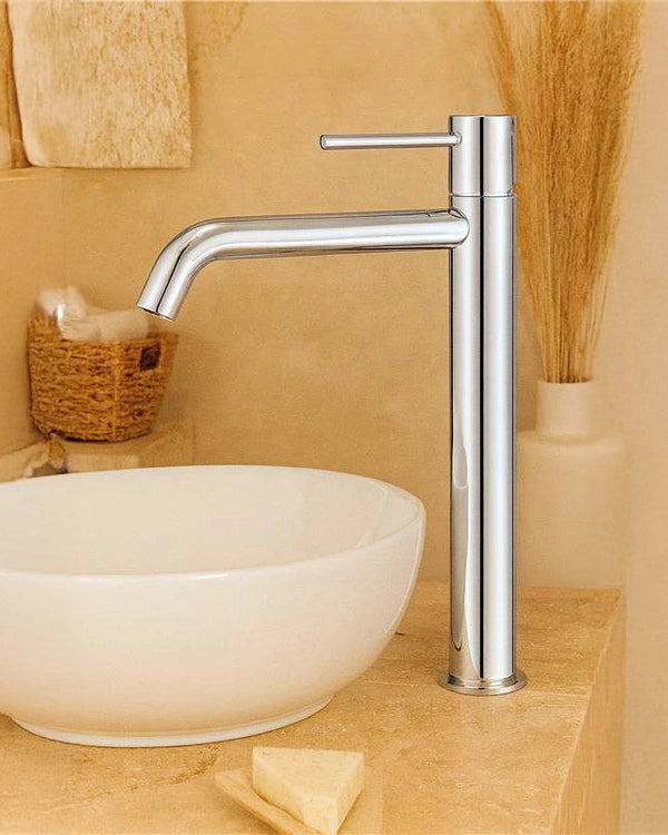 Miscelatore alto per ciotola senza scarico in ottone Cromo Lucido in cromato ambientato su piano bagno con accessori...