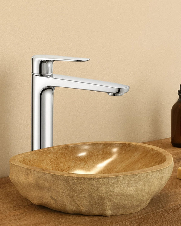 Rubinetto alto per lavabo senza scarico in ottone cromato Cromo in naturale ambientato su piano bagno con accessori...