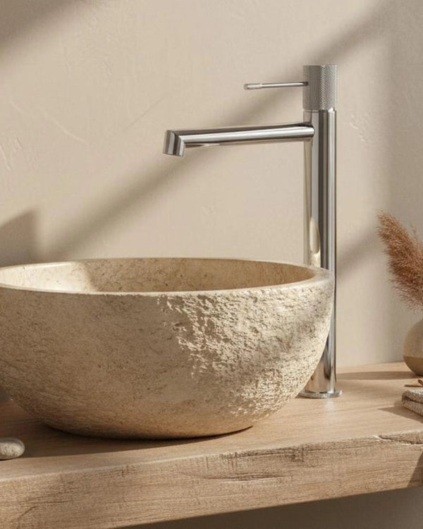Rubinetto alto per lavabo senza scarico in ottone cromo Cromo Lucido in cromato ambientato su piano bagno con accessori...