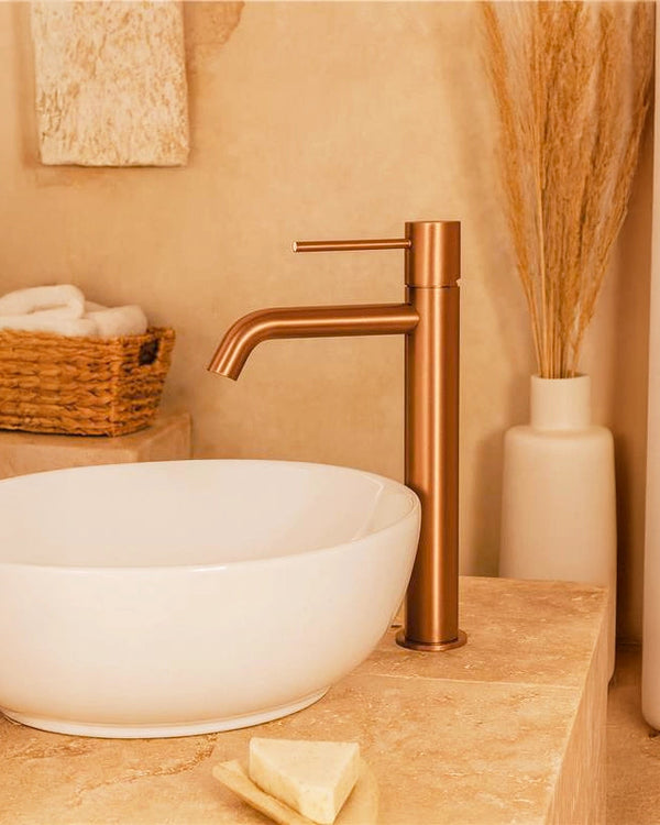 Rubinetto alto per ciotola senza scarico ottone oro rosa in spazzolato ambientato su piano bagno con accessori - Exagonshop