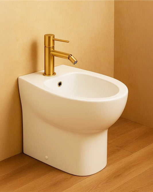 Rubinetto bidet senza scarico in ottone oro spazzolato Memo Oro Mat, dettaglio ravvicinato della finitura e del marchio...