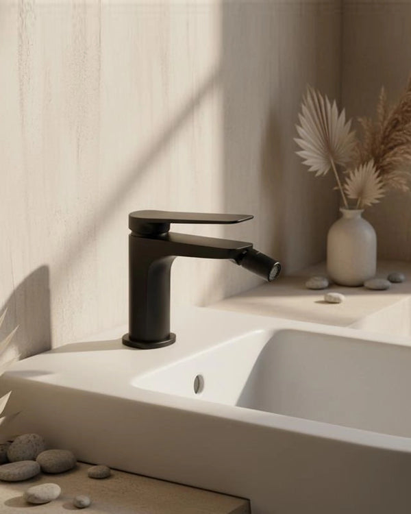 Rubinetto miscelatore bidet senza scarico in ottone nero in pietra naturale e opaco, vista frontale della maniglia e...