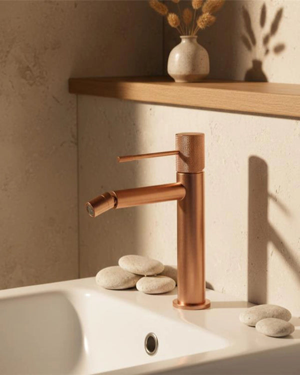 Rubinetto bidet senza scarico in ottone oro rosa spazzolato in naturale, vista frontale della maniglia e della bocca di...