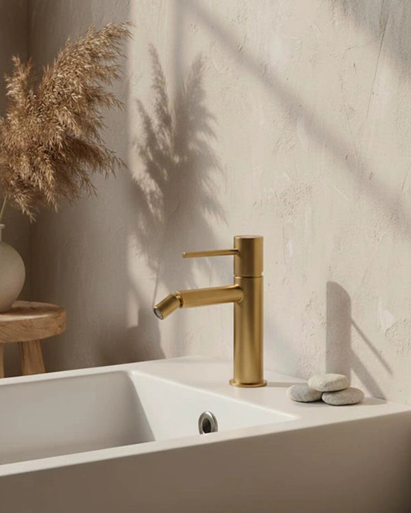 Rubinetto bidet senza scarico in ottone oro spazzolato Memo Oro Mat, vista frontale della maniglia e della bocca di...