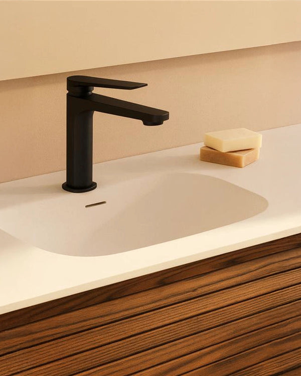 Rubinetto miscelatore lavabo senza scarico in ottone nero in opaco ambientato su piano bagno con accessori - Exagonshop