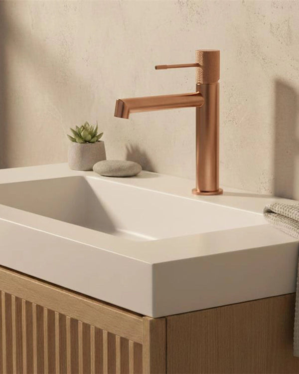 Rubinetto lavabo senza scarico in ottone oro rosa in spazzolato ambientato su piano bagno con accessori - Exagonshop