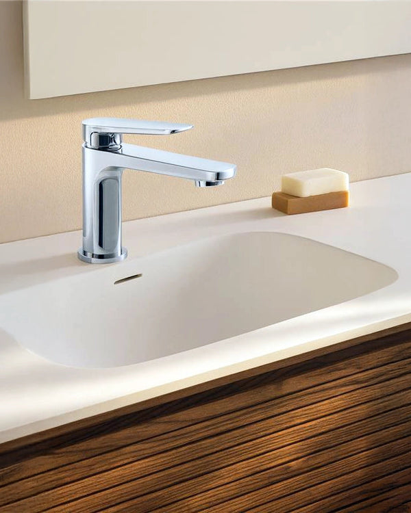 Miscelatore per lavabo senza scarico in ottone cromato Momo in naturale ambientato su piano bagno con accessori - Exagonshop