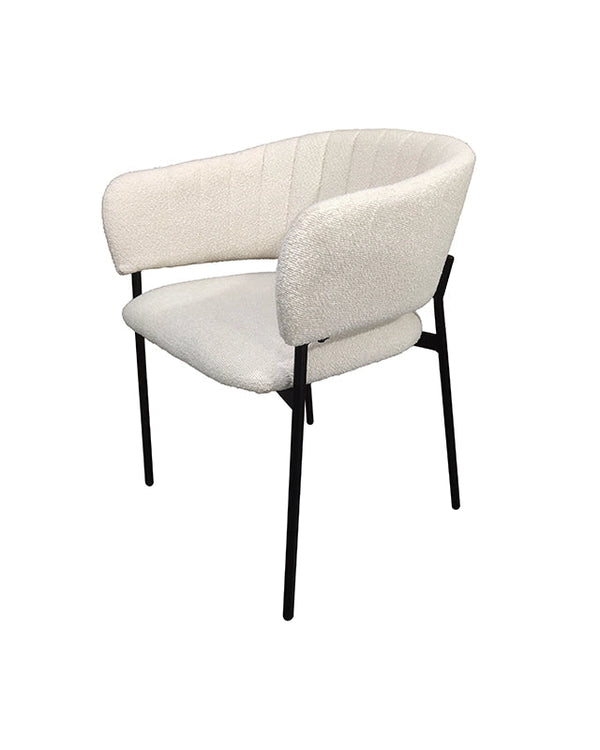 Sedia con braccioli in tessuto boucle imbottito bianco ambientato in spazio living con arredi coordinati - Exagonshop
