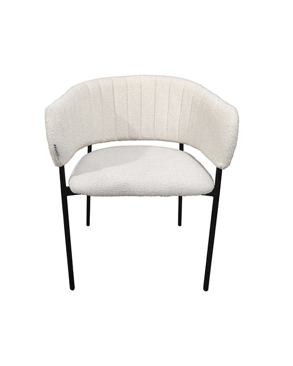 Sedia con braccioli in tessuto boucle imbottito bianco ambientato in spazio living con arredi coordinati - Exagonshop