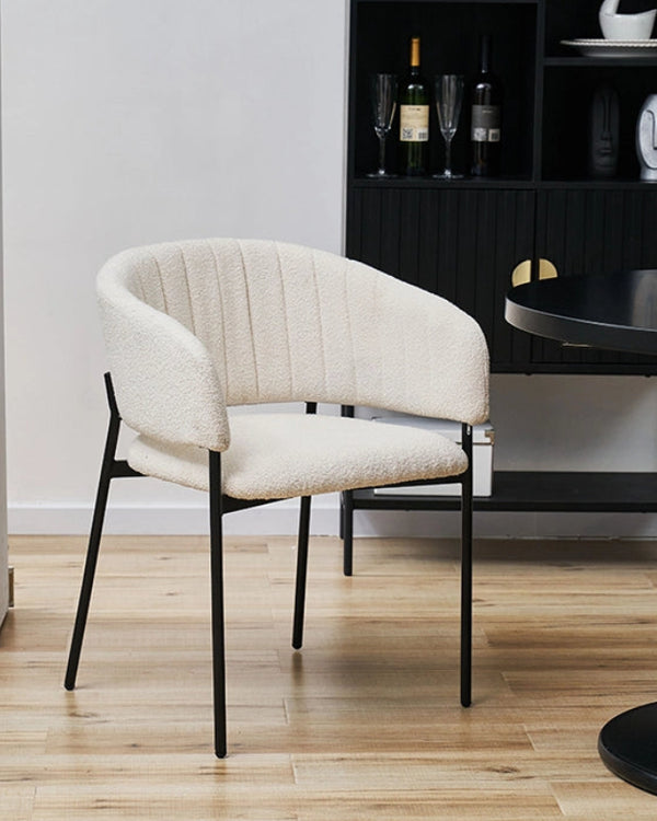 Sedia con braccioli in tessuto boucle imbottito bianco, vista laterale della struttura e del profilo - Exagonshop