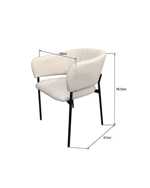 Sedia con braccioli in tessuto boucle imbottito bianco ambientato in spazio living con arredi coordinati - Exagonshop