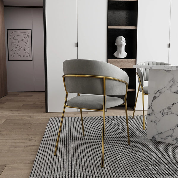 Sedia con braccioli effetto velluto grigio