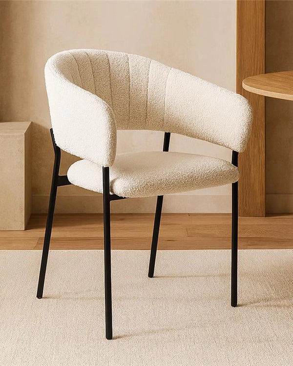 Sedia con braccioli in tessuto boucle imbottito bianco ambientato in spazio living con arredi coordinati - Exagonshop