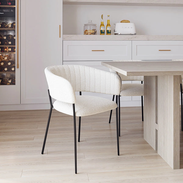 Sedia con braccioli in tessuto boucle imbottito bianco