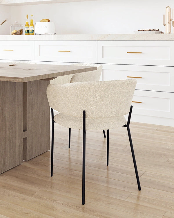 Sedia con braccioli in tessuto boucle imbottito bianco visto dall'alto, composizione e proporzioni - Exagonshop