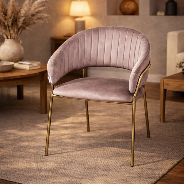 Sedia da pranzo effetto velluto Korinne rosa ambientato in spazio living con arredi coordinati - Exagonshop