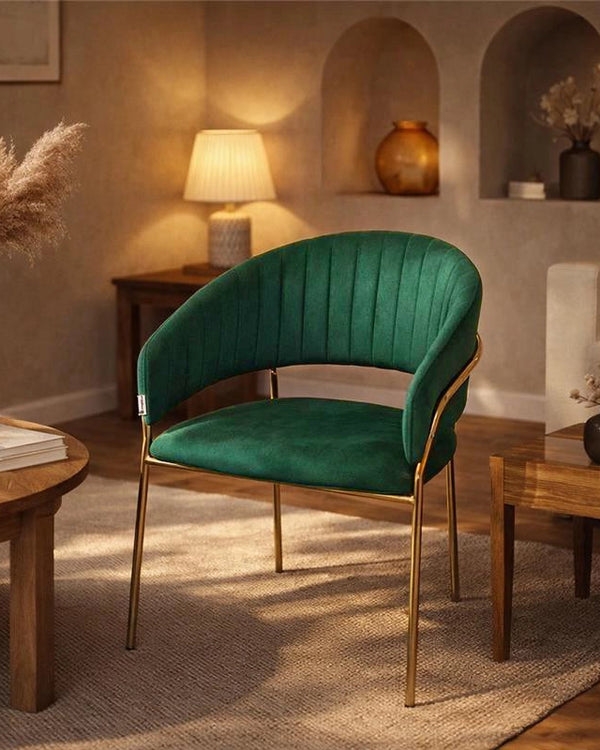 Sedia da pranzo effetto velluto Korinne verde ambientato in spazio living con arredi coordinati - Exagonshop