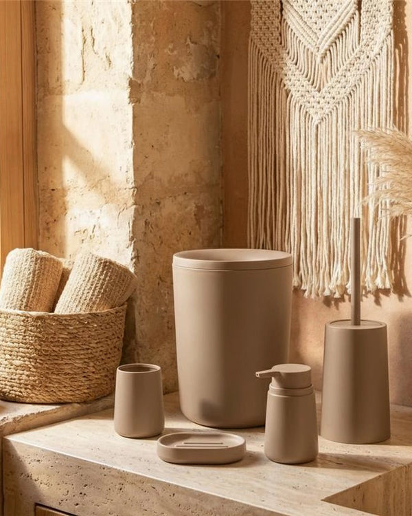 Set Accessori bagno 5 pz tortora Pop montato a parete, vista del design e della finitura - Exagonshop