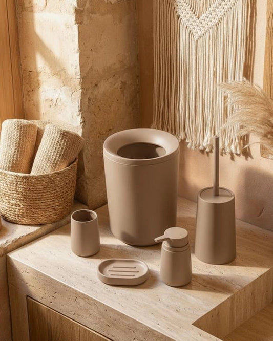 Set Accessori bagno 5 pz tortora Pop, dettaglio ravvicinato del materiale e dell'aggancio - Exagonshop