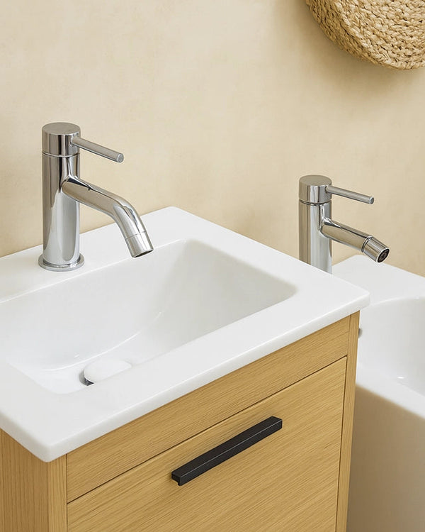 Set miscelatori Lavabo E Bidet con Piletta click clack inox in lucido e cromato ambientato su piano bagno con accessori...